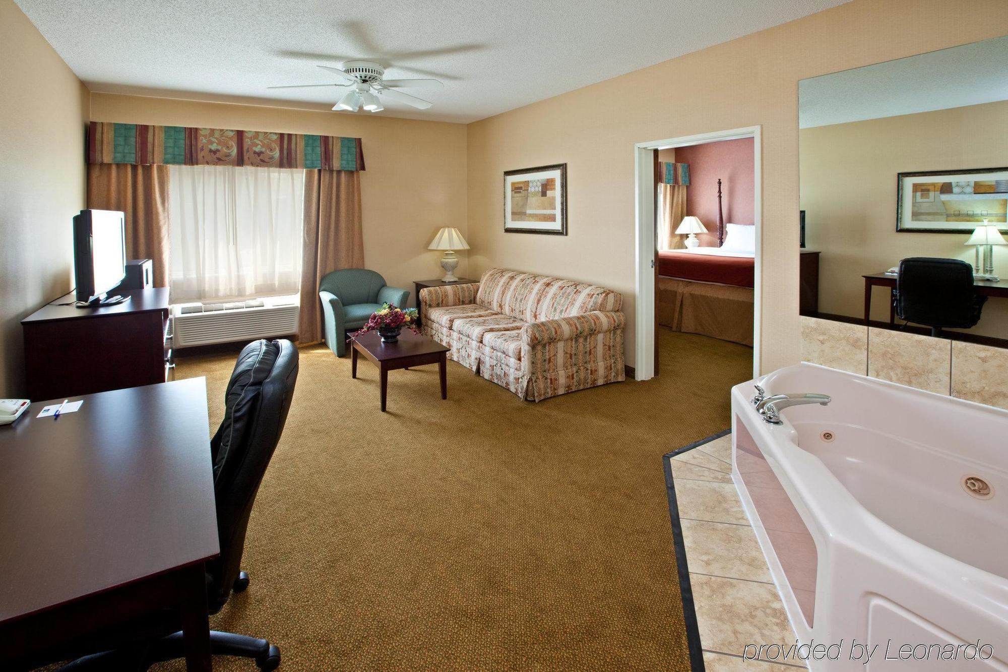 Holiday Inn Express Hotel & Suites Cincinnati-North/Sharonville Chambre photo