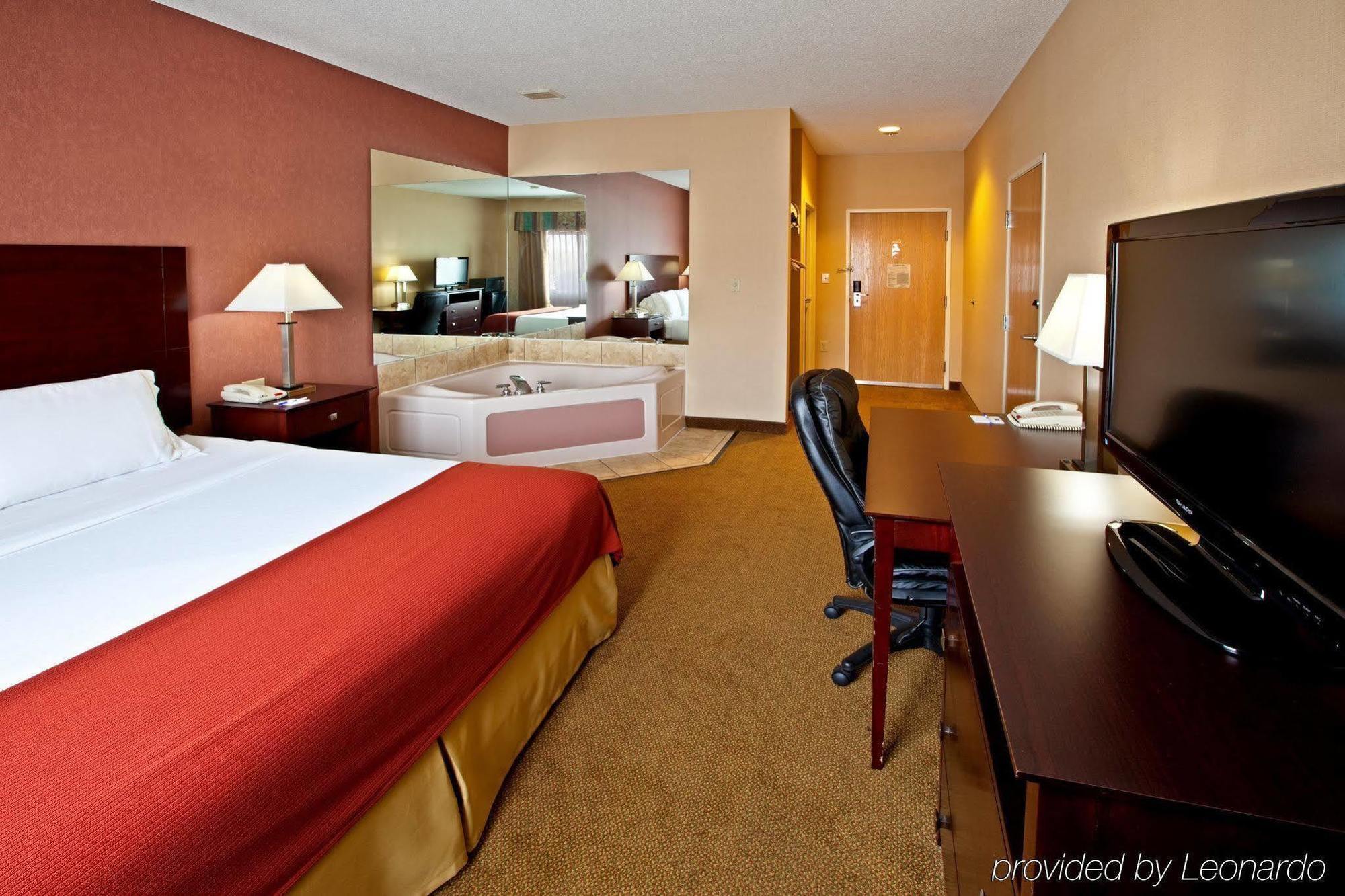 Holiday Inn Express Hotel & Suites Cincinnati-North/Sharonville Extérieur photo