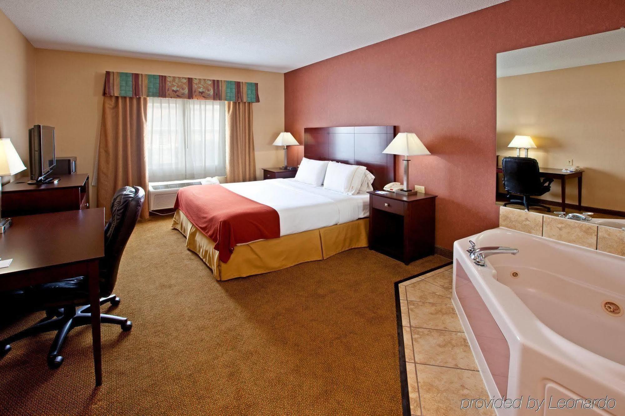 Holiday Inn Express Hotel & Suites Cincinnati-North/Sharonville Chambre photo